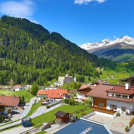 Lägenhetshotell Haus Piz Lad 4*