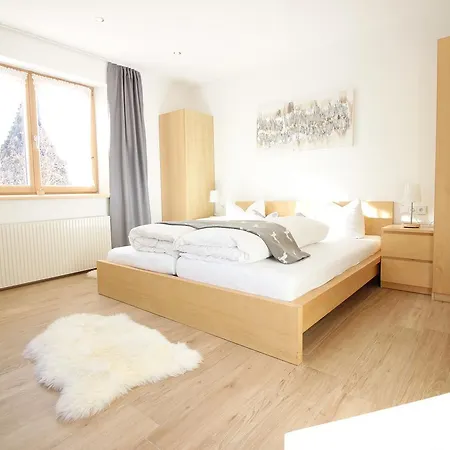 Lägenhetshotell Haus Piz Lad 4*
