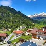 Apartahotel Haus Piz Lad 4*